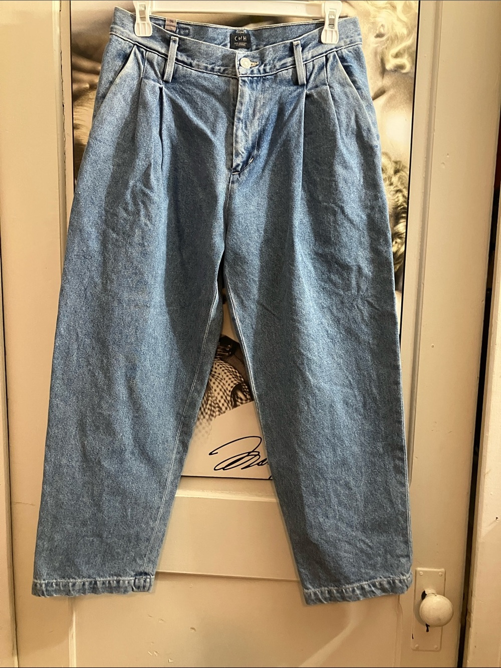 Vintage-Inspired Light Blue Pleated Men’s Jeans